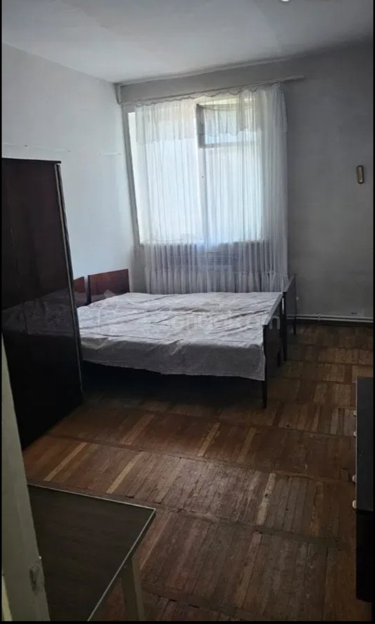 3 Սենյականոց Բնակարան Քարե Շենքում, 90քմ, 4/9 հարկ, Նորմալ Վիճակում, Կահավորված
