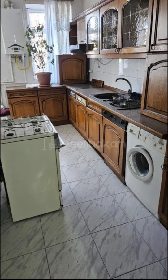 3 Սենյականոց Բնակարան Քարե Շենքում, 90քմ, 4/9 հարկ, Նորմալ Վիճակում, Կահավորված