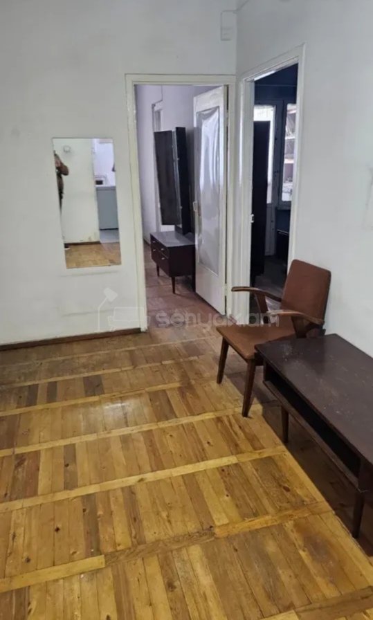 3 Սենյականոց Բնակարան Քարե Շենքում, 90քմ, 4/9 հարկ, Նորմալ Վիճակում, Կահավորված