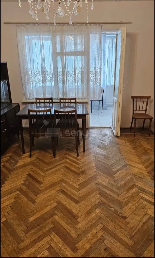 3 Սենյականոց Բնակարան Քարե Շենքում, 90քմ, 4/9 հարկ, Նորմալ Վիճակում, Կահավորված
