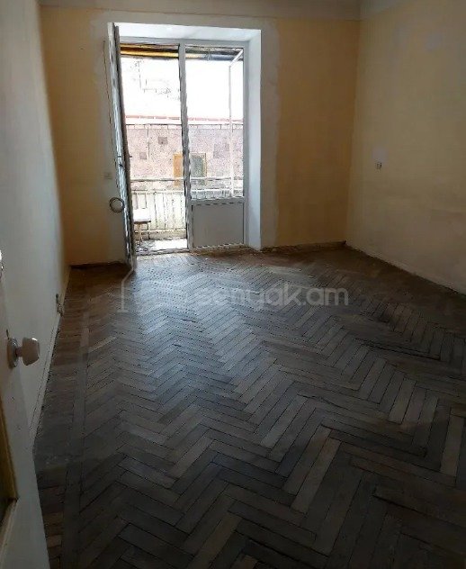 2 Սենյականոց Բնակարան Քարե Շենքում, 55քմ, 4/4 հարկ, Նորմալ Վիճակում