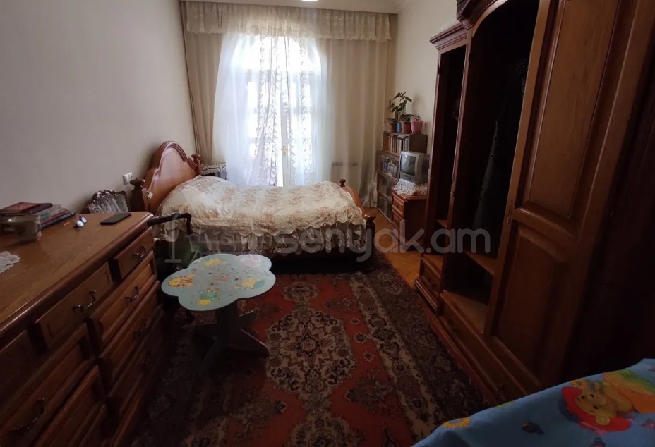 4 Սենյականոց Բնակարան Քարե Շենքում, 95քմ, 5/5 հարկ, Կապիտալ Վերանորոգված