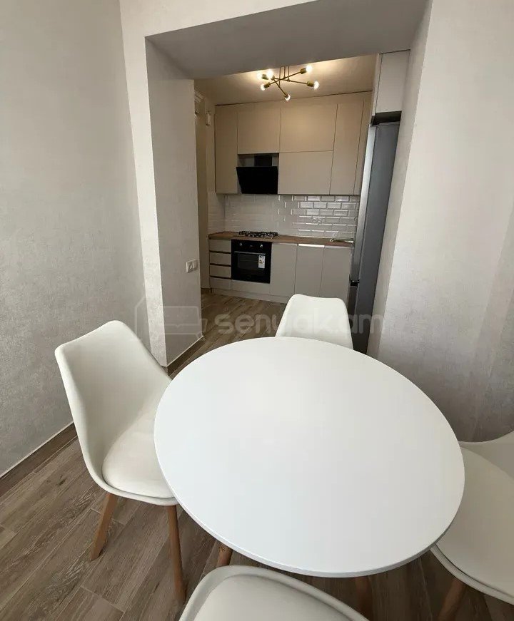 2 Սենյականոց Բնակարան Քարե Շենքում, 45քմ, 3/5 հարկ, Դիզայներական Վերանորոգված