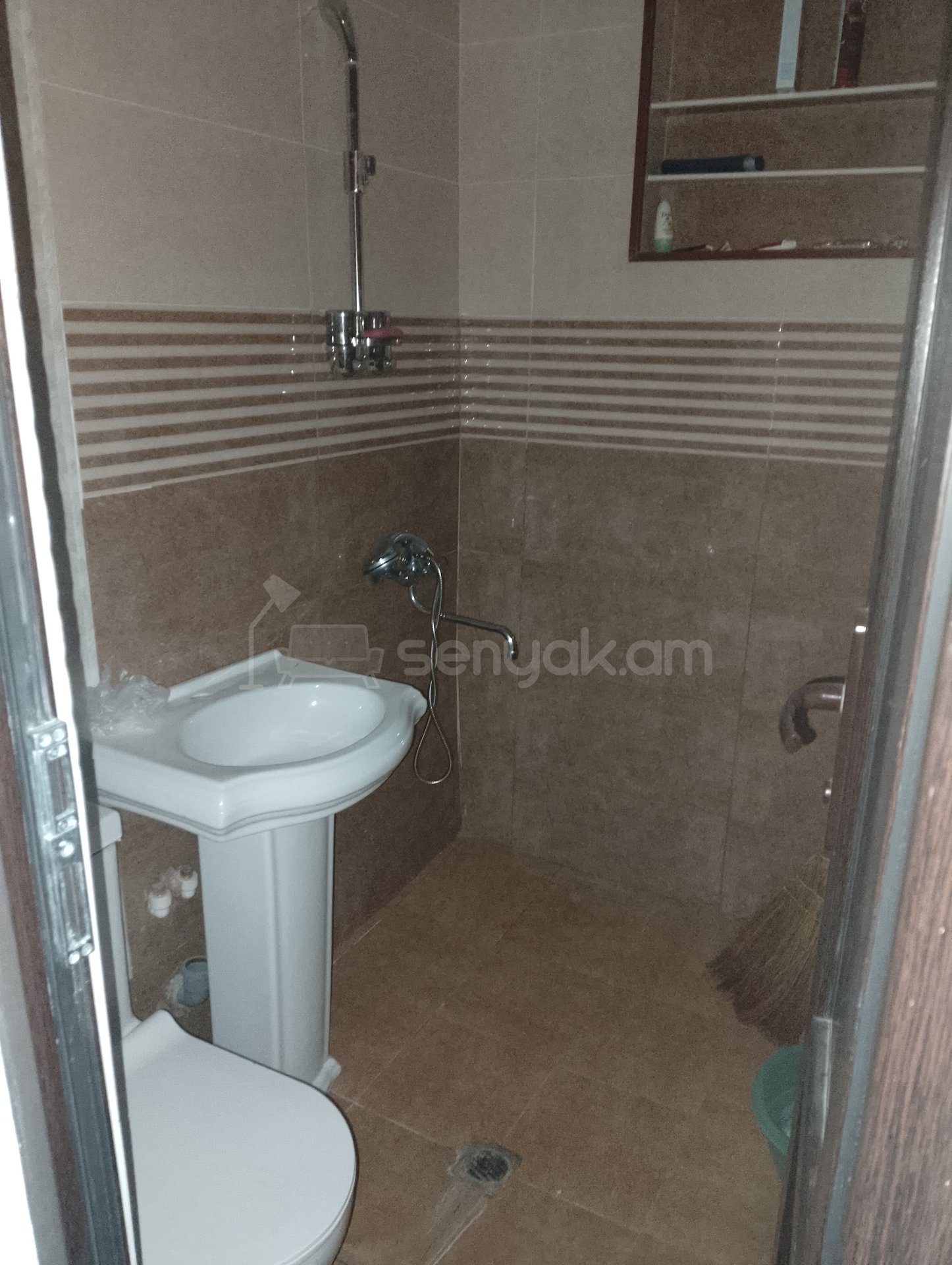 1 Սենյականոց Բնակարան Քարե Շենքում, 33քմ, 4/4 հարկ, Կապիտալ Վերանորոգված