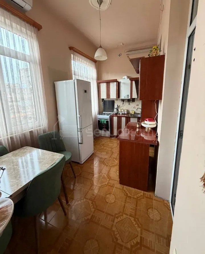 3 Սենյականոց Բնակարան Քարե Շենքում, 67քմ, 2/4 հարկ, Կապիտալ Վերանորոգված
