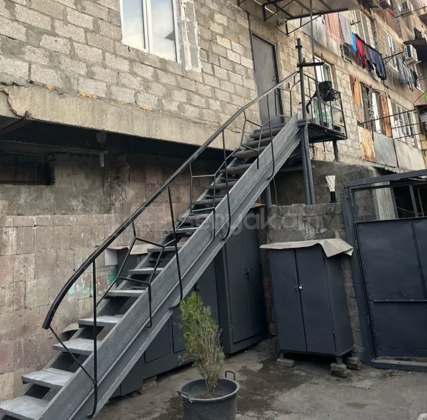 1 Սենյականոց Բնակարան Քարե Շենքում, 30քմ, 2/5 հարկ, Նորմալ Վիճակում, Կահավորված