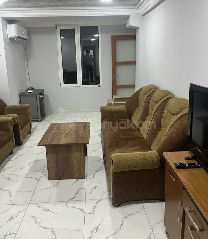 1 Սենյականոց Բնակարան Քարե Շենքում, 30քմ, 2/5 հարկ, Նորմալ Վիճակում, Կահավորված