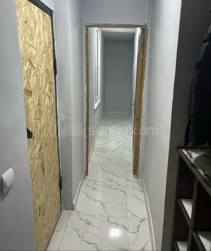 1 Սենյականոց Բնակարան Քարե Շենքում, 30քմ, 2/5 հարկ, Նորմալ Վիճակում, Կահավորված