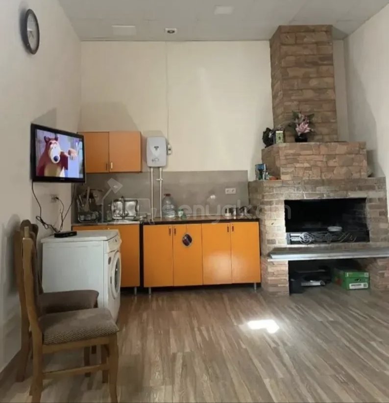 1 Սենյականոց Բնակարան Քարե Շենքում, 35քմ, 1/1 հարկ, Նորմալ Վիճակում, Կահավորված
