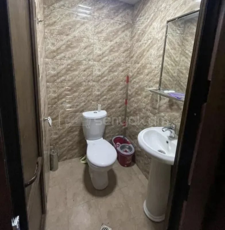 1 Սենյականոց Բնակարան Քարե Շենքում, 35քմ, 1/1 հարկ, Նորմալ Վիճակում, Կահավորված