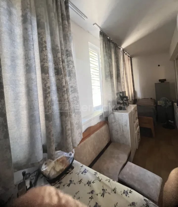 1 Սենյականոց Բնակարան Քարե Շենքում, 50քմ, 1/5 հարկ, Նորմալ Վիճակում, Կահավորված, Արևկող