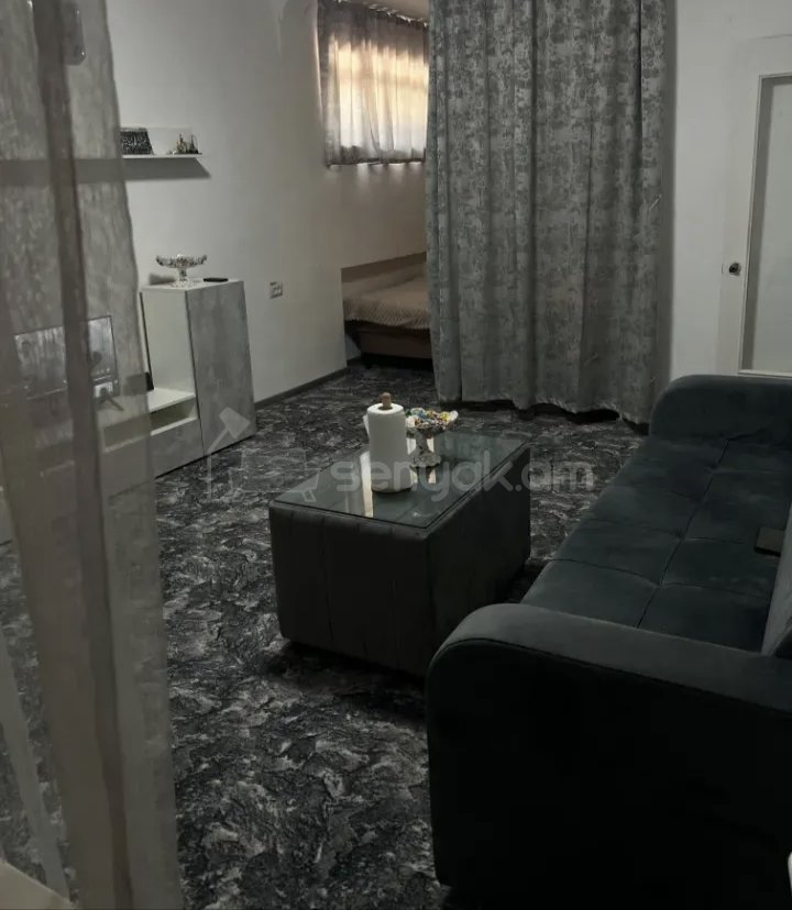 1 Սենյականոց Բնակարան Քարե Շենքում, 50քմ, 1/5 հարկ, Նորմալ Վիճակում, Կահավորված, Արևկող