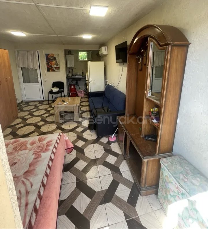 1 Սենյականոց Բնակարան Քարե Շենքում, 30քմ, 1/1 հարկ, Նորմալ Վիճակում, Կահավորված