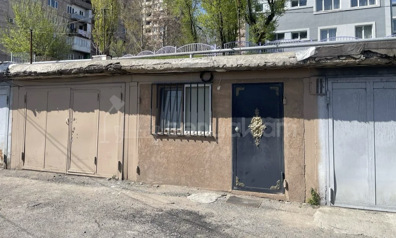 1 Սենյականոց Բնակարան Քարե Շենքում, 30քմ, 1/1 հարկ, Նորմալ Վիճակում, Կահավորված