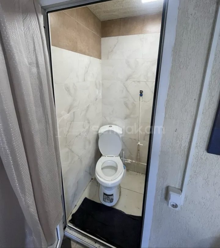 1 Սենյականոց Բնակարան Քարե Շենքում, 30քմ, 1/1 հարկ, Նորմալ Վիճակում, Կահավորված