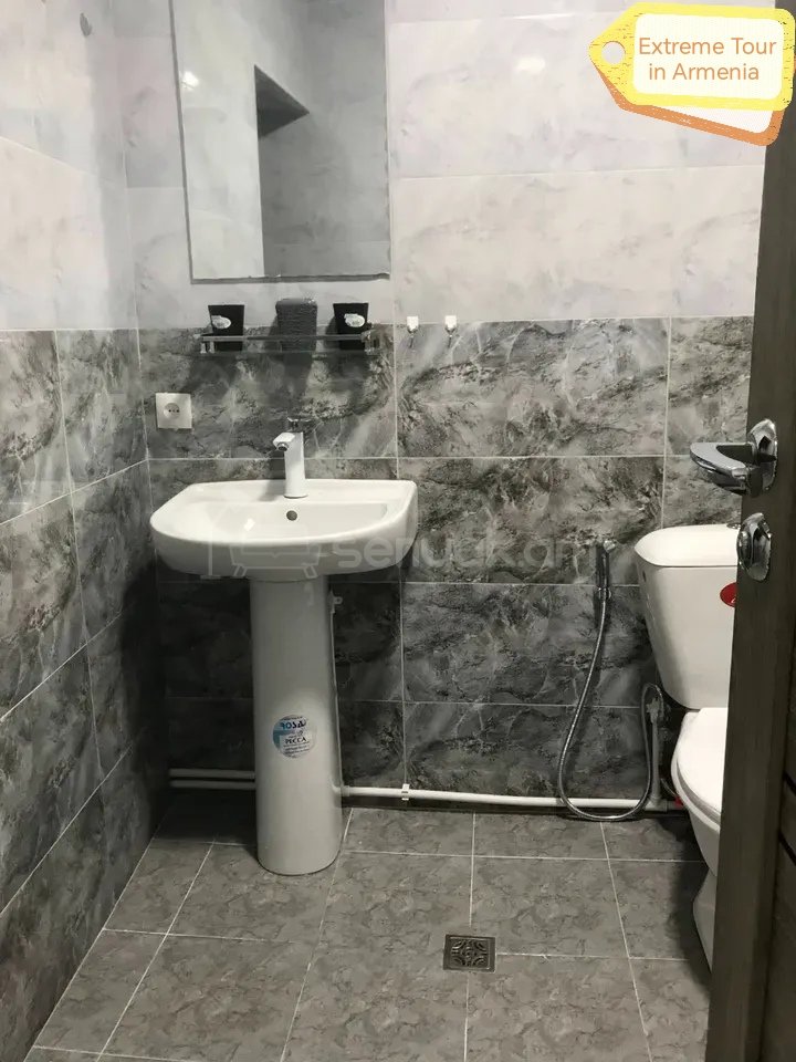 2 Սենյականոց Բնակարան Քարե Շենքում, 60քմ, 2/2 հարկ, Նորմալ Վիճակում, Կահավորված, Արևկող