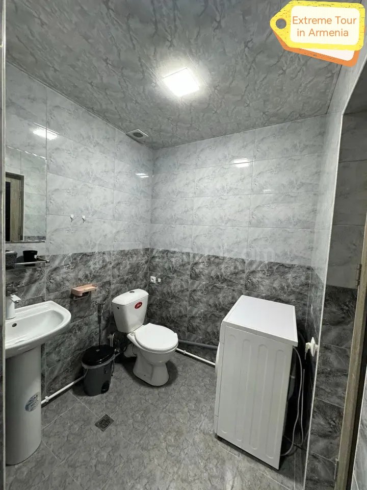 2 Սենյականոց Բնակարան Քարե Շենքում, 60քմ, 2/2 հարկ, Նորմալ Վիճակում, Կահավորված, Արևկող