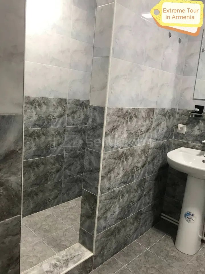 2 Սենյականոց Բնակարան Քարե Շենքում, 60քմ, 2/2 հարկ, Նորմալ Վիճակում, Կահավորված, Արևկող