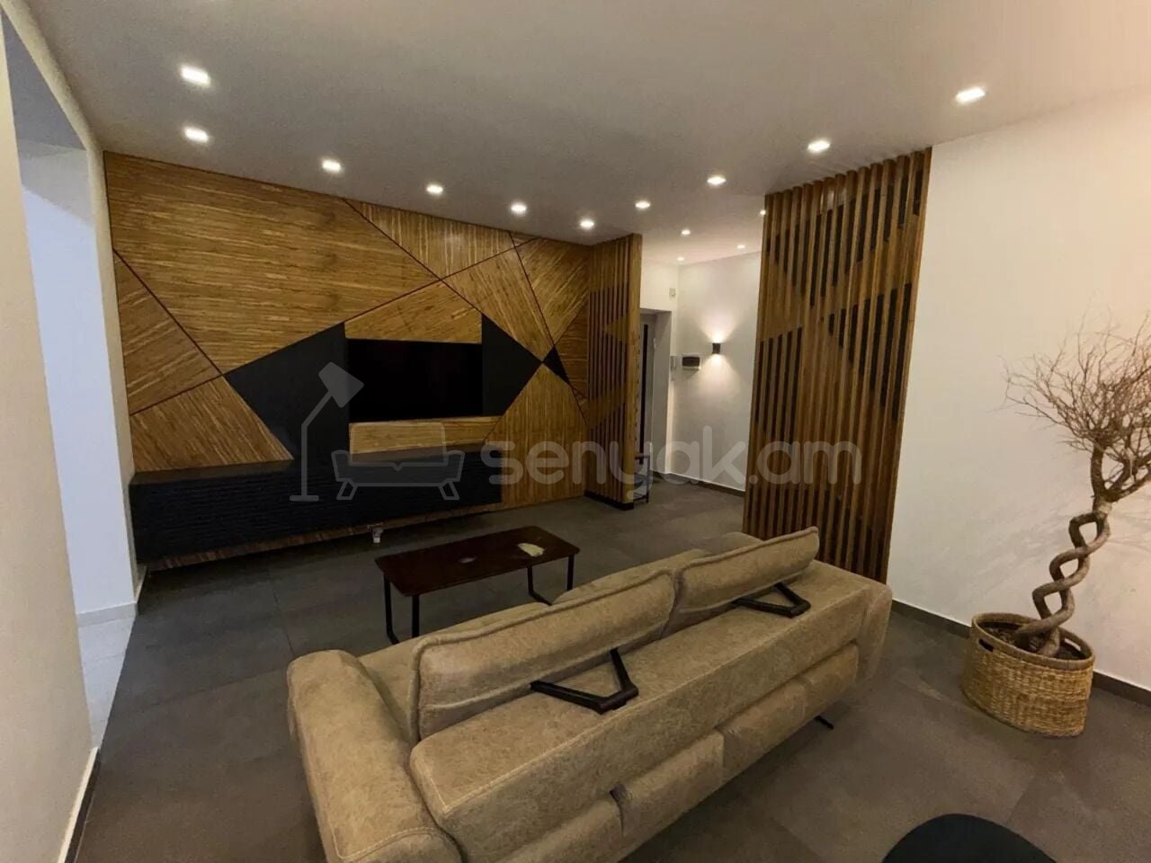3 Սենյականոց Բնակարան Քարե Շենքում, 83քմ, 5/5 հարկ, Կապիտալ Վերանորոգված