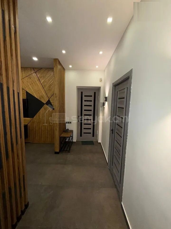 3 Սենյականոց Բնակարան Քարե Շենքում, 83քմ, 5/5 հարկ, Կապիտալ Վերանորոգված
