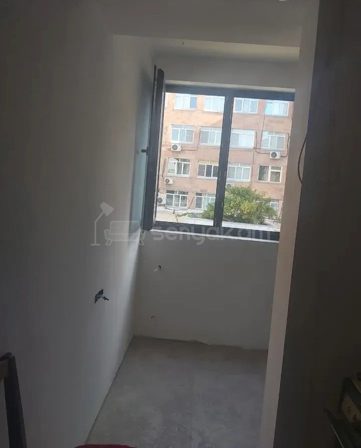 3 Սենյականոց Բնակարան Քարե Շենքում, 63քմ, 4/5 հարկ, Նորմալ Վիճակում