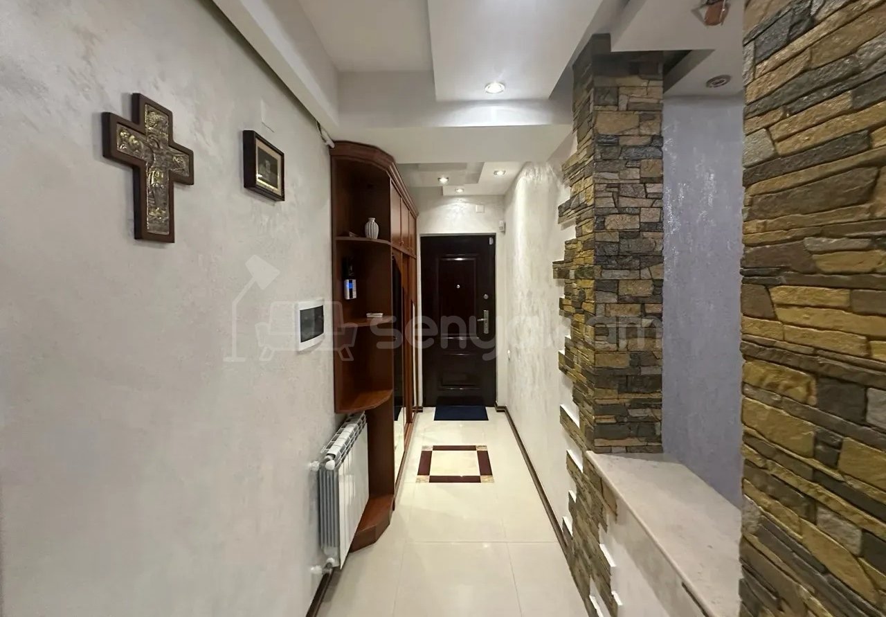 3 Սենյականոց Բնակարան Քարե Շենքում, 110քմ, 1/16 հարկ, Կապիտալ Վերանորոգված, Կահավորված, Արևկող