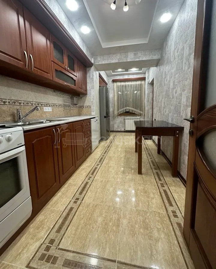 3 Սենյականոց Բնակարան Քարե Շենքում, 110քմ, 1/16 հարկ, Կապիտալ Վերանորոգված, Կահավորված, Արևկող