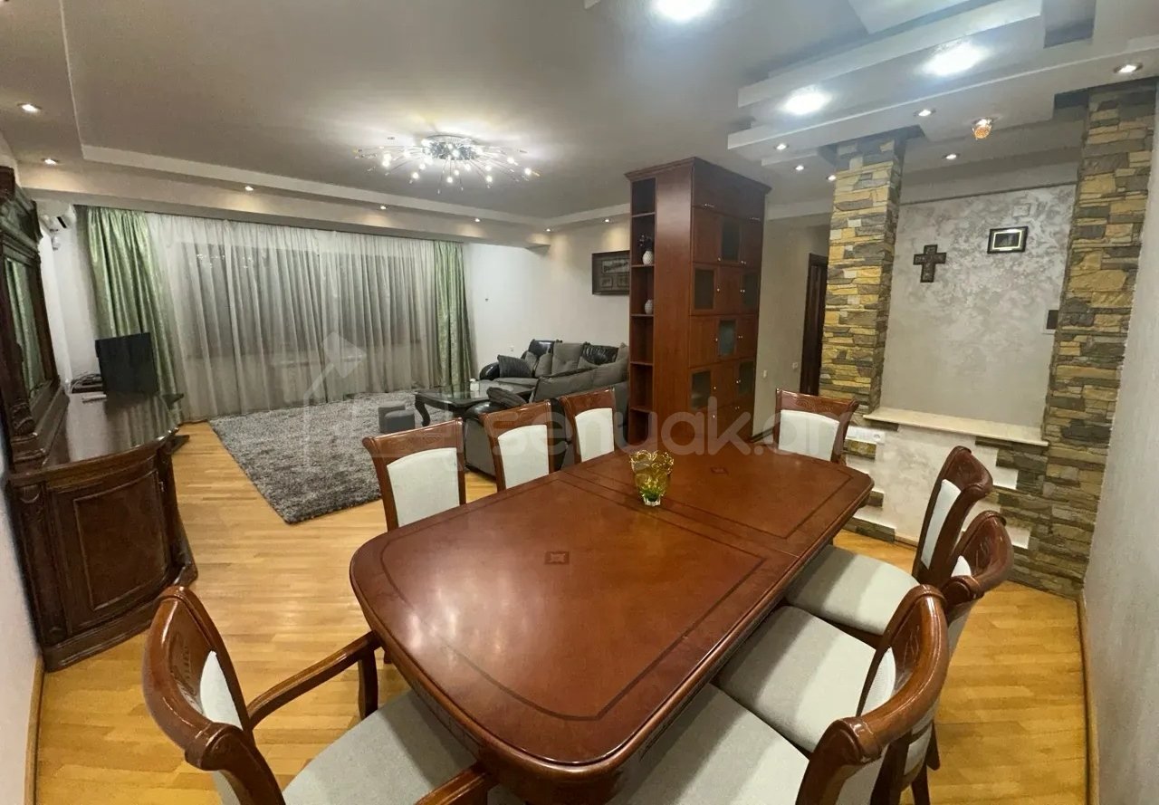 3 Սենյականոց Բնակարան Քարե Շենքում, 110քմ, 1/16 հարկ, Կապիտալ Վերանորոգված, Կահավորված, Արևկող