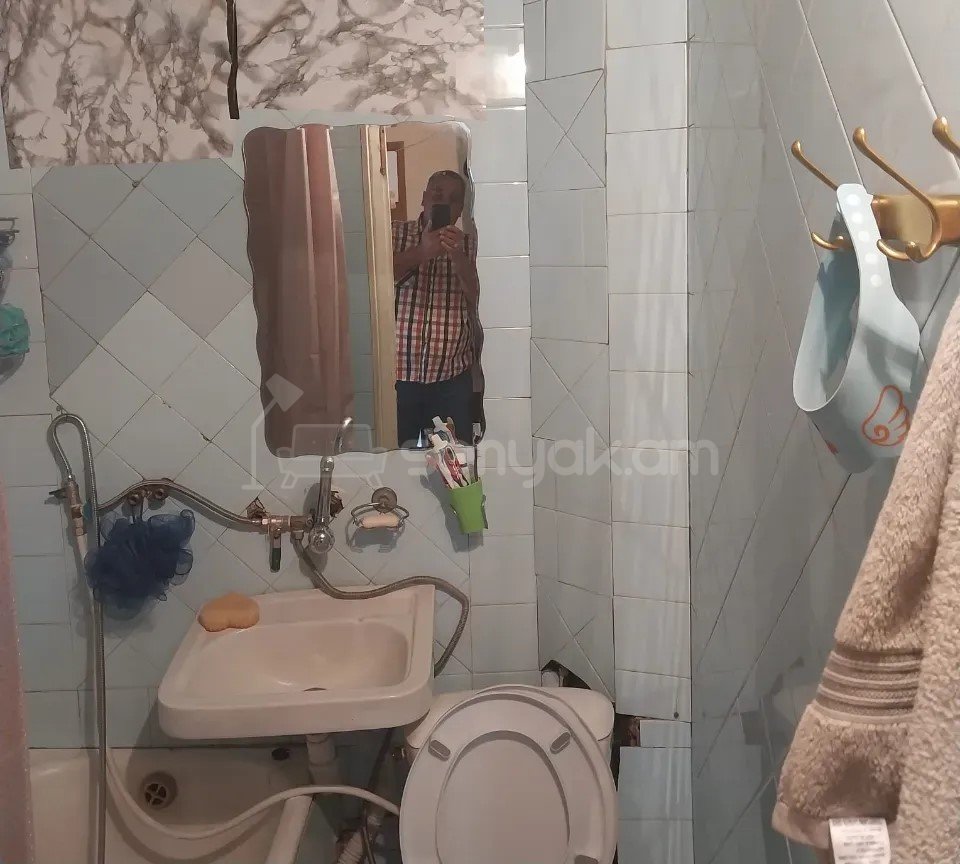 3 Սենյականոց Բնակարան Քարե Շենքում, 65քմ, 5/5 հարկ, Պետական Վիճակում