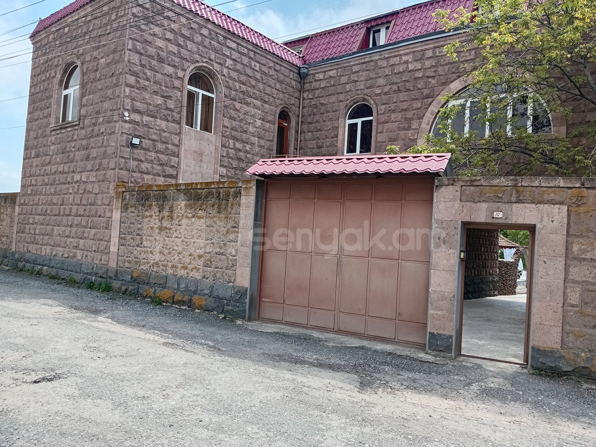 5 Սենյականոց Սեփական Տուն, 350քմ, Նորմալ Վիճակում, Կահավորված, Ավտոտնակով