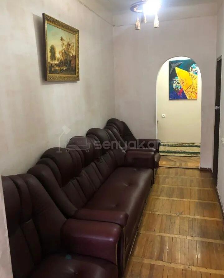 3 Սենյականոց Բնակարան Քարե Շենքում, 80քմ, 2/4 հարկ, Կոսմետիկ Վերանորոգված