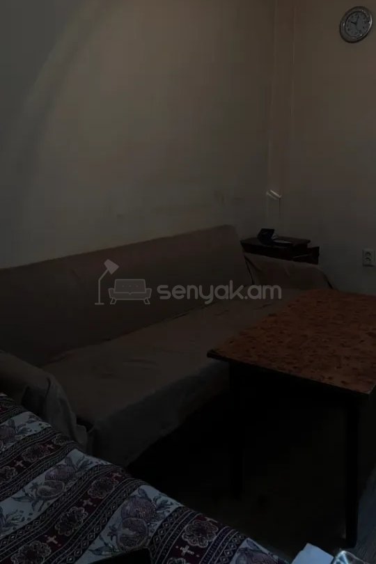 1 Սենյականոց Բնակարան Քարե Շենքում, 30քմ, 1/4 հարկ, Նորմալ Վիճակում, Կահավորված