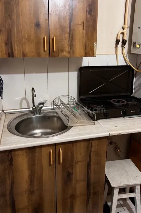 1 Սենյականոց Բնակարան Քարե Շենքում, 30քմ, 1/4 հարկ, Նորմալ Վիճակում, Կահավորված
