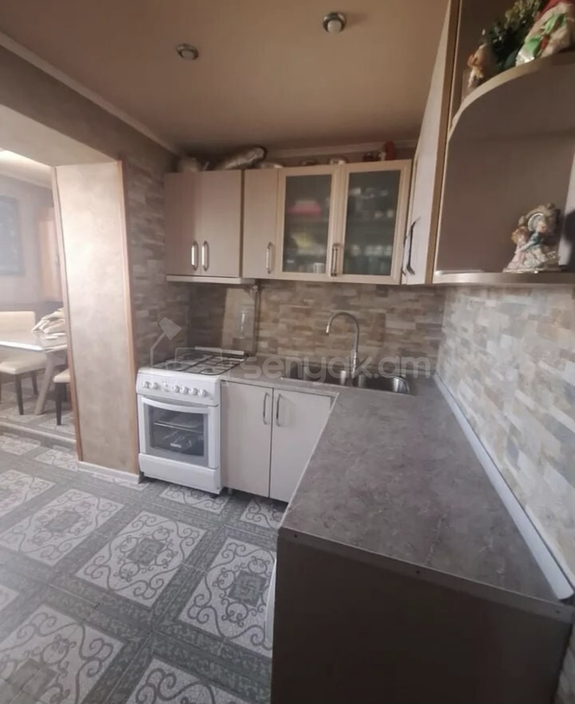 3 Սենյականոց Բնակարան Քարե Շենքում, 73քմ, 4/4 հարկ, Կապիտալ Վերանորոգված