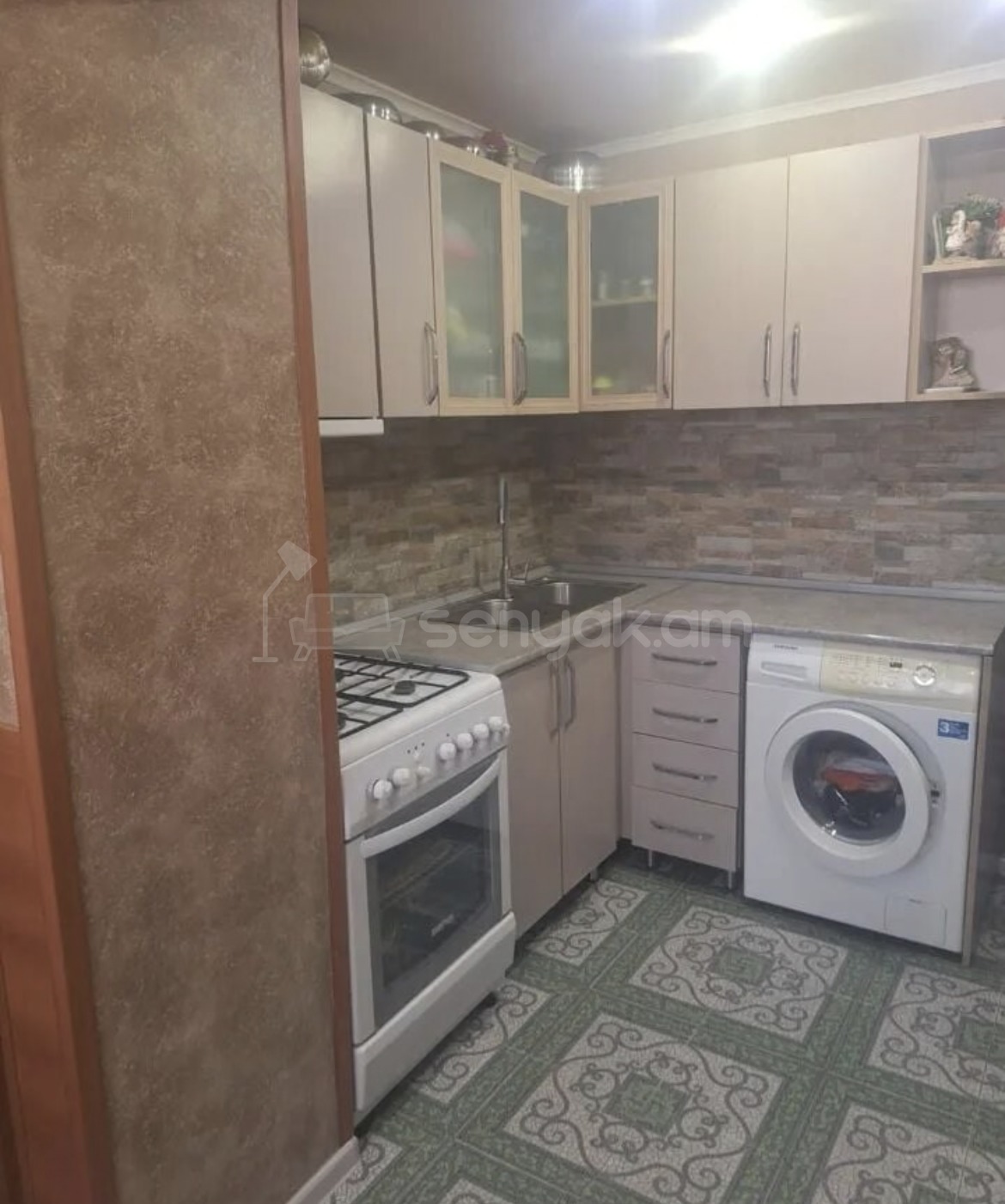3 Սենյականոց Բնակարան Քարե Շենքում, 73քմ, 4/4 հարկ, Կապիտալ Վերանորոգված