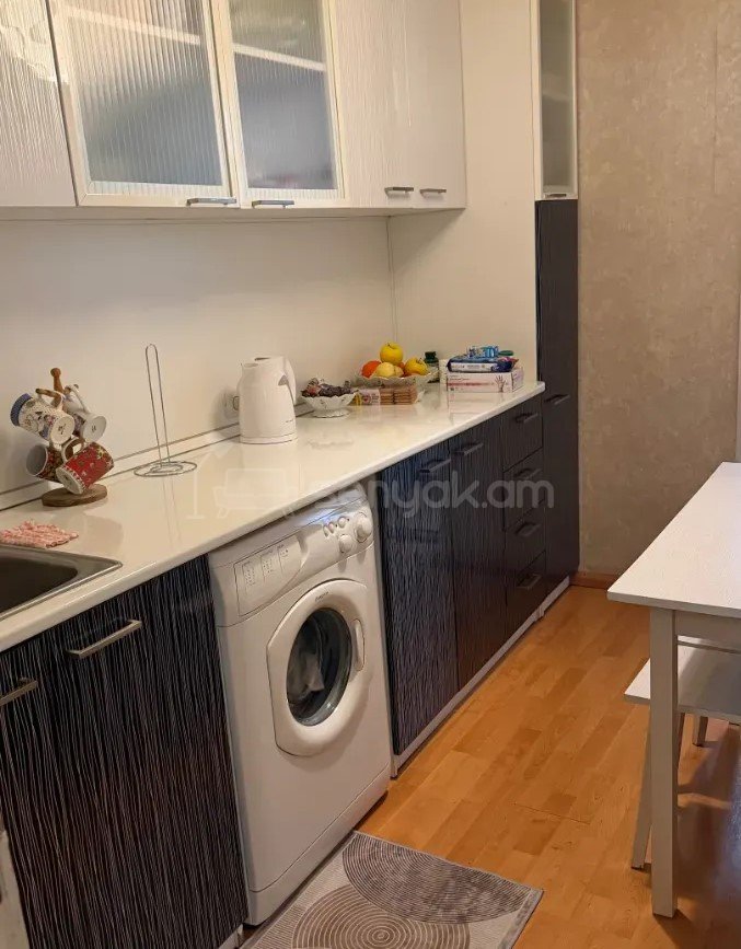 3 Սենյականոց Բնակարան Քարե Շենքում, 78քմ, 2/5 հարկ, Պետական Վիճակում
