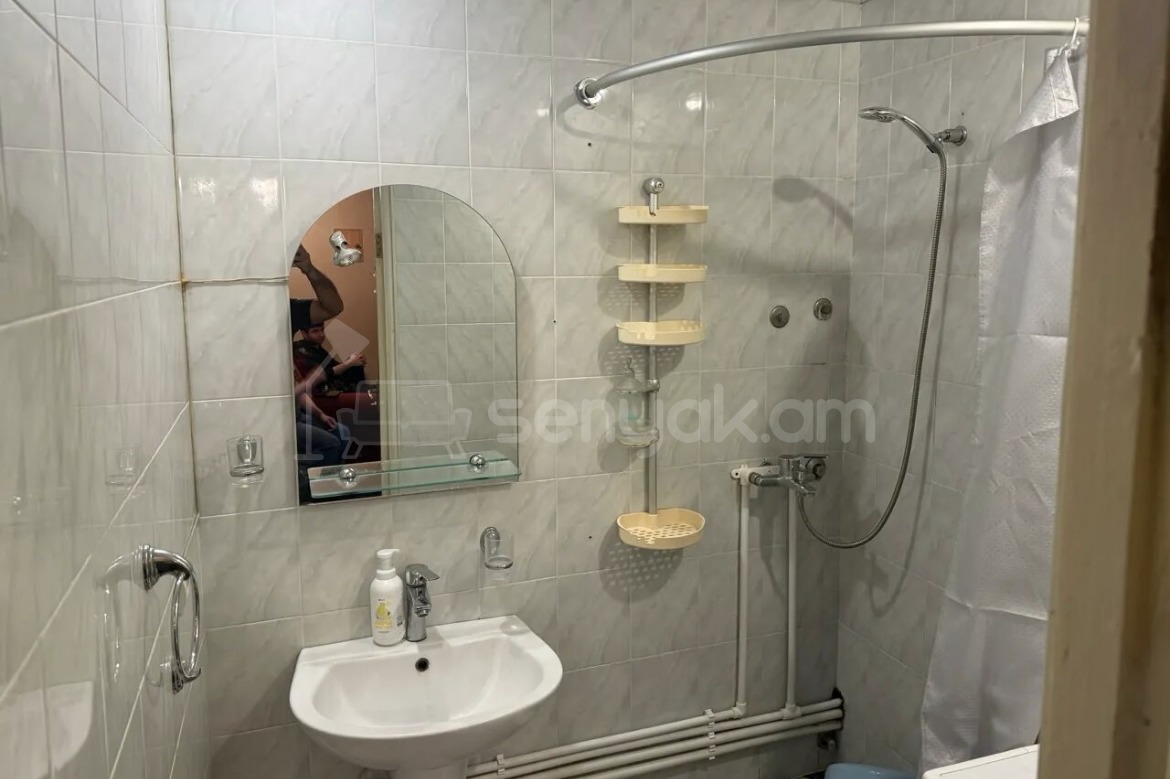 3 Սենյականոց Բնակարան Քարե Շենքում, 78քմ, 3/5 հարկ, Կապիտալ Վերանորոգված, Կահավորված