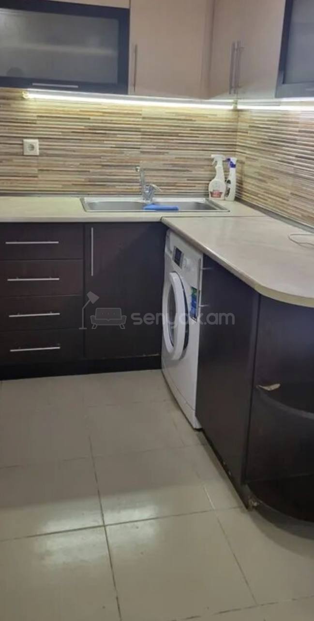 3 Սենյականոց Բնակարան Քարե Շենքում, 43քմ, 2/5 հարկ, Կապիտալ Վերանորոգված, Կահավորված