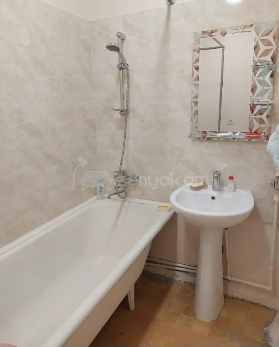 2 Սենյականոց Բնակարան Քարե Շենքում, 65քմ, 3/5 հարկ, Նորմալ Վիճակում, Կահավորված, Արևկող
