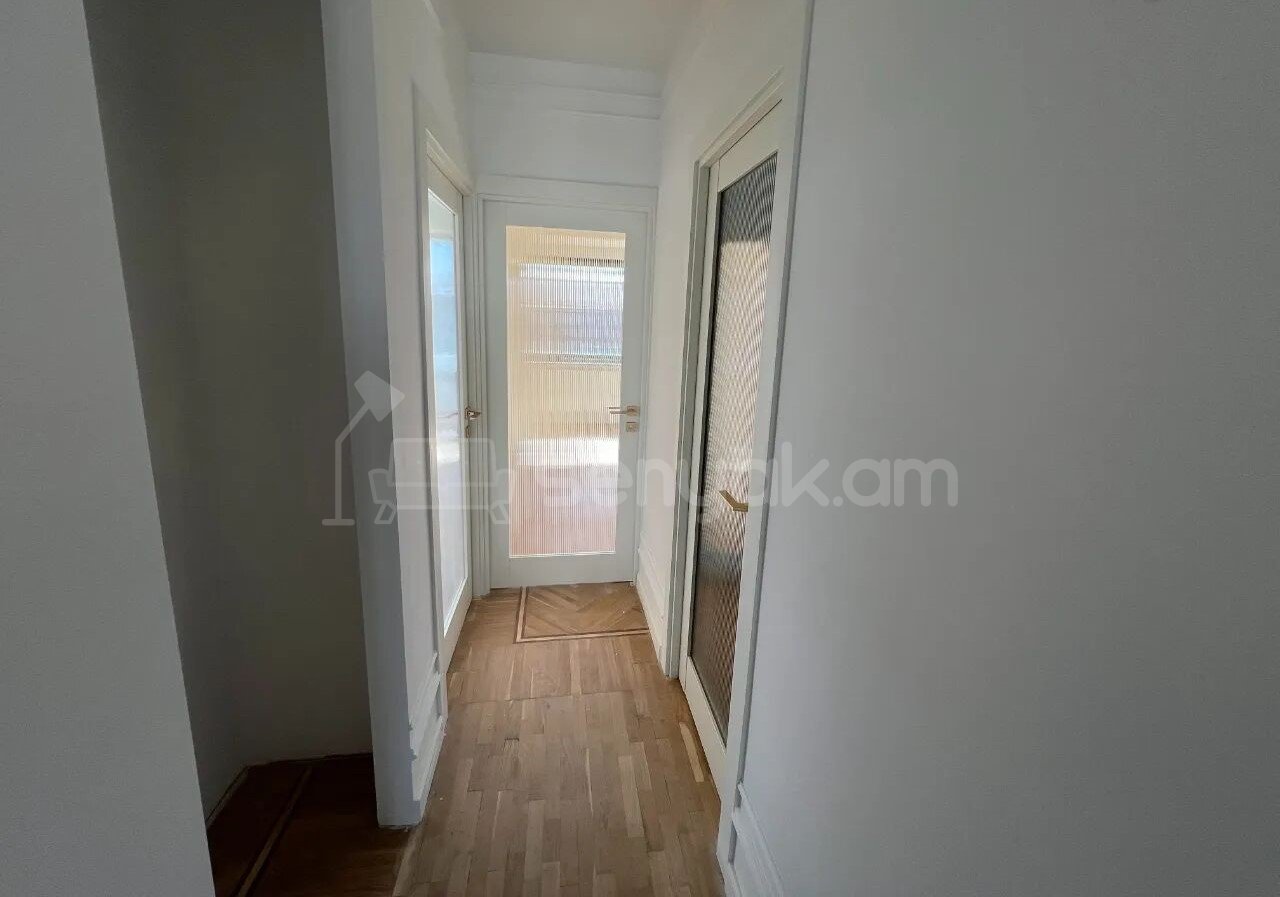 3 Սենյականոց Բնակարան Քարե Շենքում, 81քմ, 5/5 հարկ, Կապիտալ Վերանորոգված