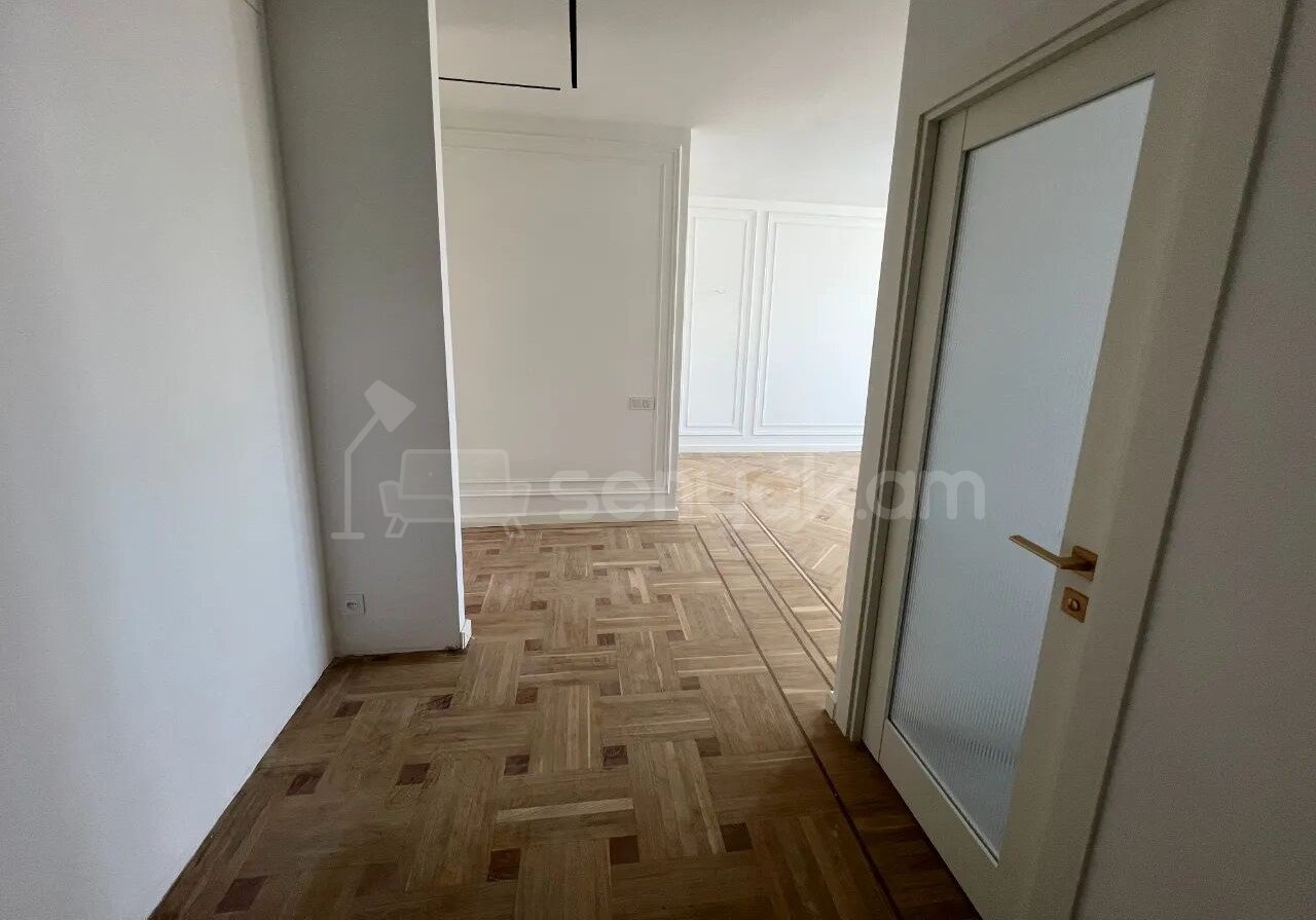 3 Սենյականոց Բնակարան Քարե Շենքում, 81քմ, 5/5 հարկ, Կապիտալ Վերանորոգված