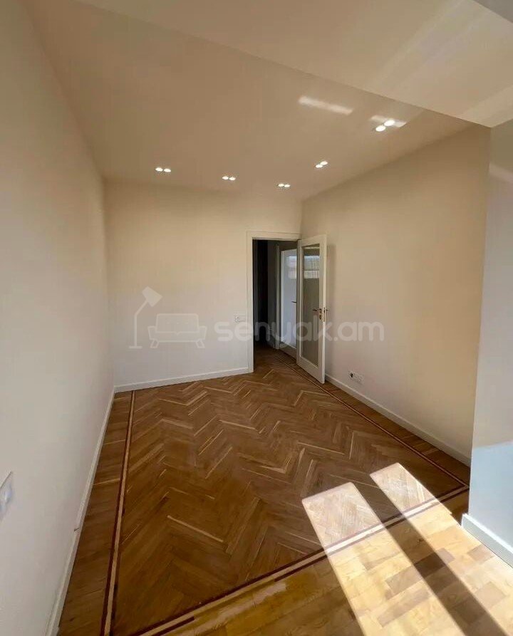 3 Սենյականոց Բնակարան Քարե Շենքում, 81քմ, 5/5 հարկ, Կապիտալ Վերանորոգված