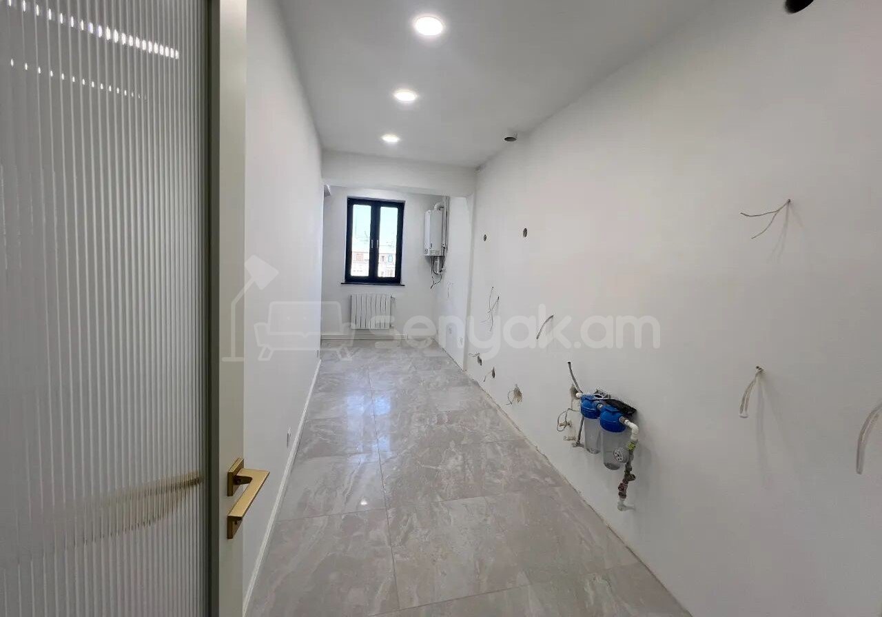 3 Սենյականոց Բնակարան Քարե Շենքում, 81քմ, 5/5 հարկ, Կապիտալ Վերանորոգված