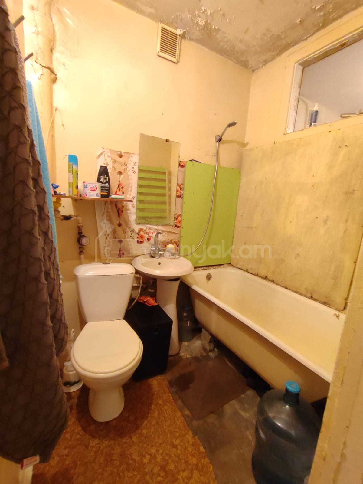 1 Սենյականոց Բնակարան Քարե Շենքում, 39քմ, 4/4 հարկ, Պետական Վիճակում