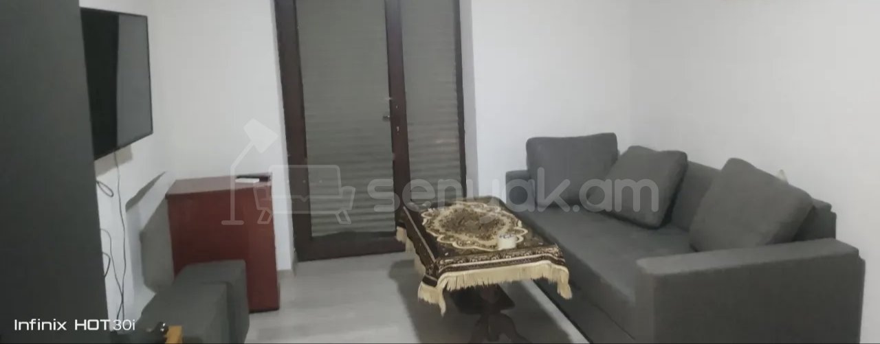 1 Սենյականոց Բնակարան Քարե Շենքում, 45քմ, 3/5 հարկ, Նորմալ Վիճակում, Կահավորված