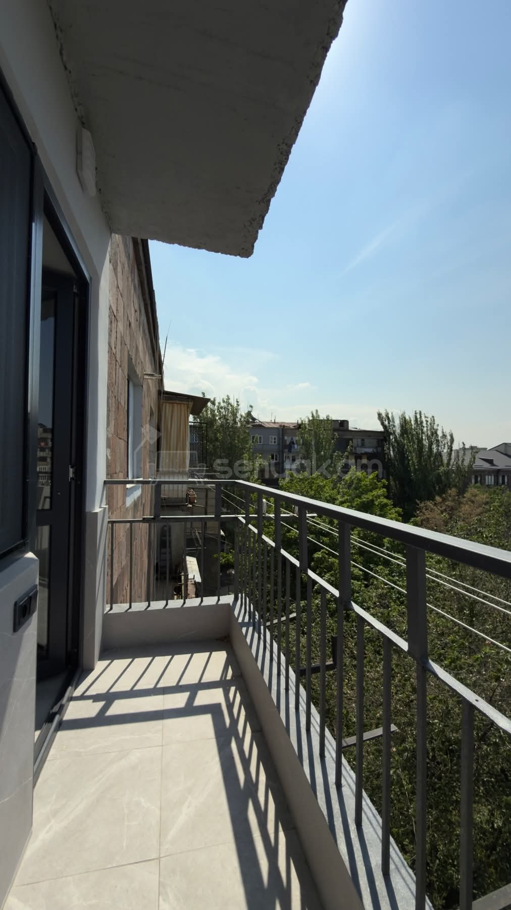 1 Սենյականոց Բնակարան Քարե Շենքում, 38քմ, 5/5 հարկ, Դիզայներական Վերանորոգված