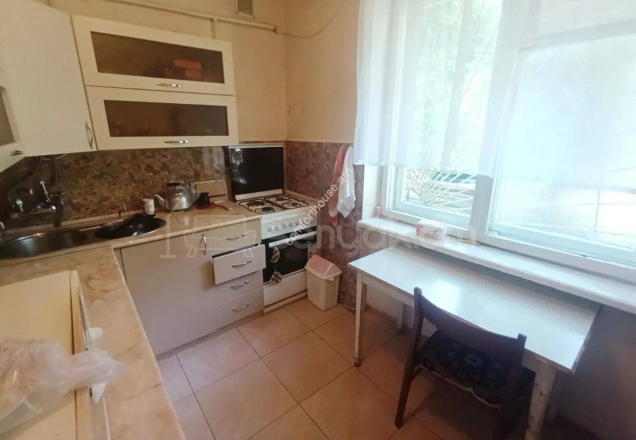 3 Սենյականոց Բնակարան Քարե Շենքում, 79քմ, 1/5 հարկ, Պետական Վիճակում