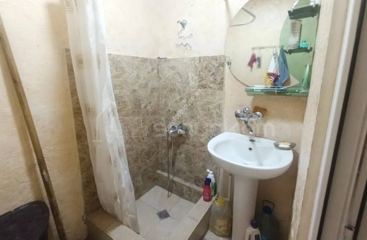 3 Սենյականոց Բնակարան Քարե Շենքում, 79քմ, 1/5 հարկ, Պետական Վիճակում