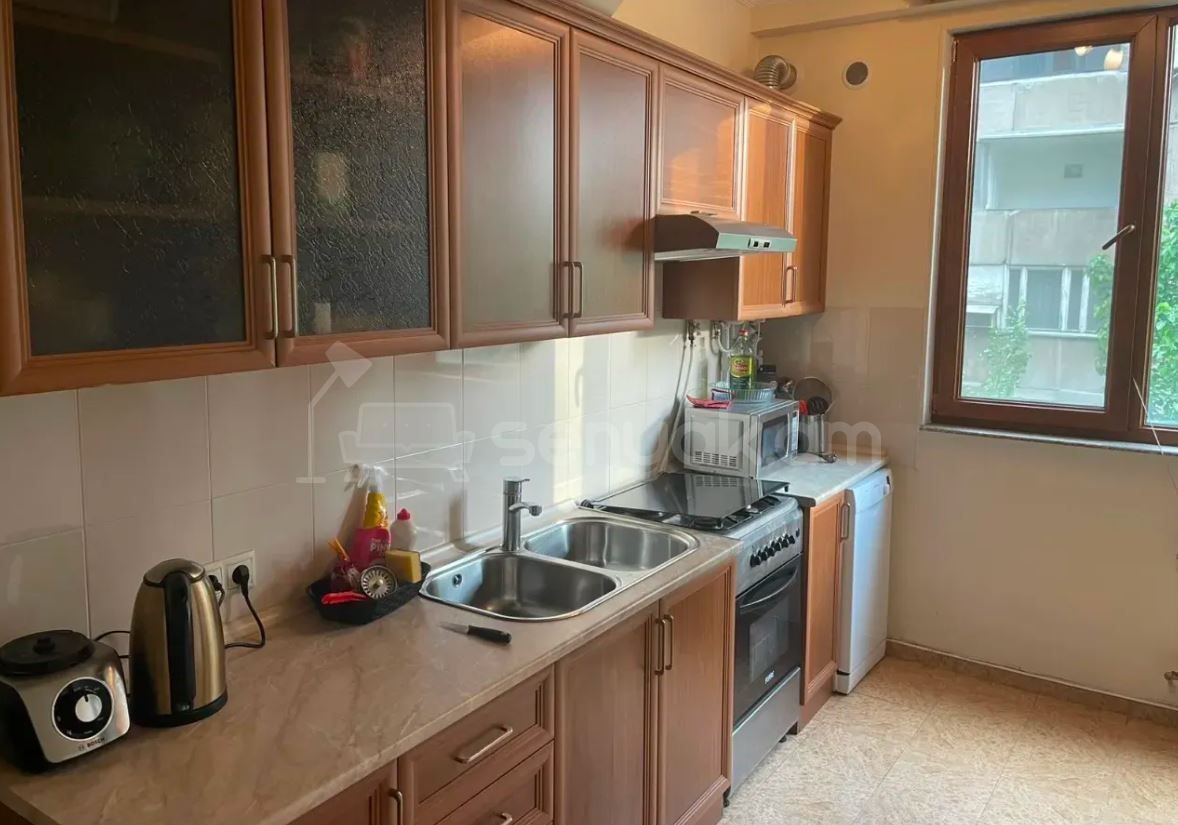 3 Սենյականոց Բնակարան Քարե Շենքում, 80քմ, 3/6 հարկ, Կապիտալ Վերանորոգված, Կահավորված