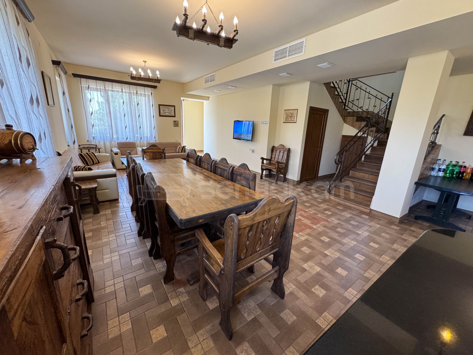 7 Սենյականոց Ամառանոց, 350քմ, Լողավազանով